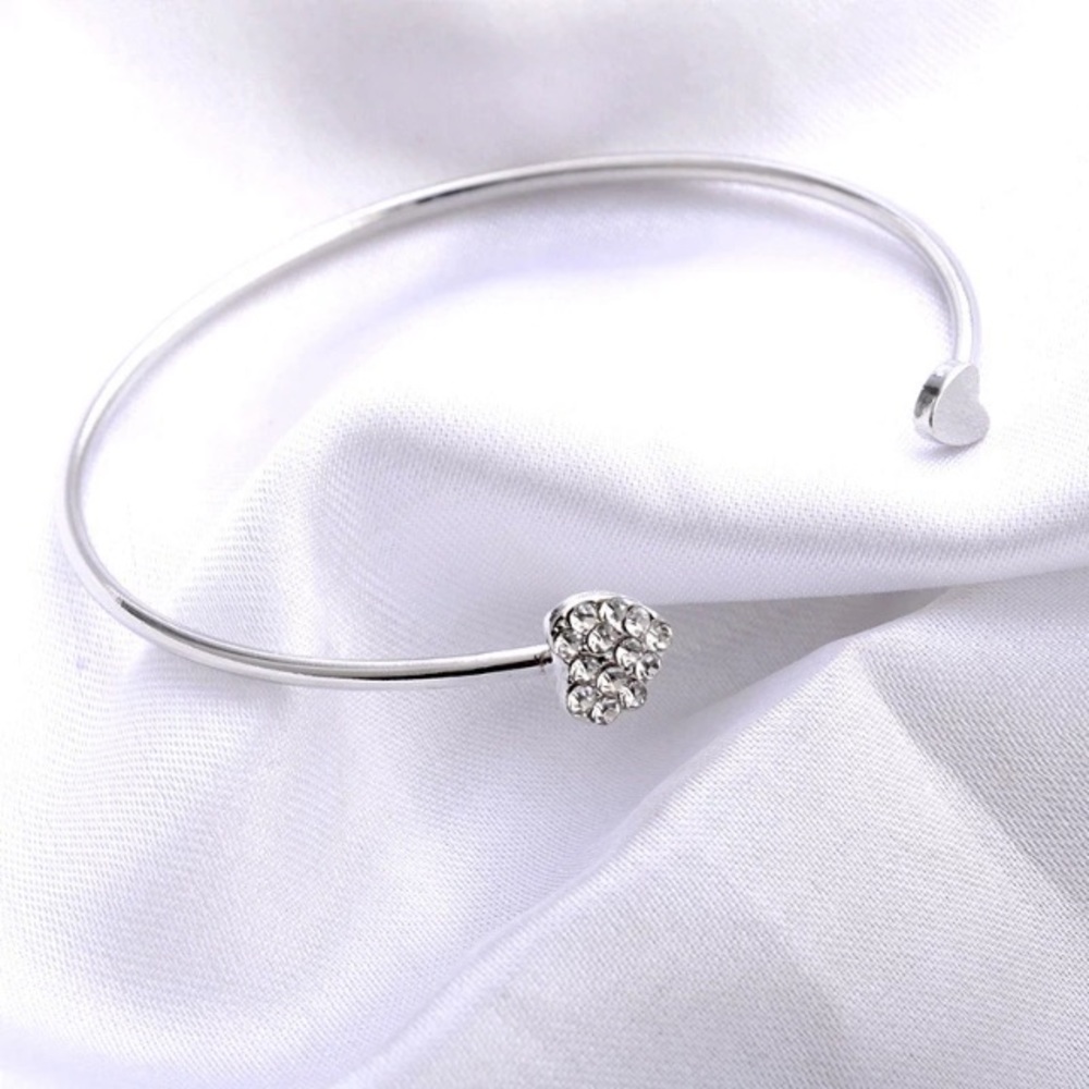 NEW๐๐BEAUTIFUL๐SILVERY๐HEART๐CUFF๐๐BRACELET - Picture 3 of 8